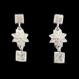 BRINCO FLOR COM 2 ZIRCONIAS QUADRADA