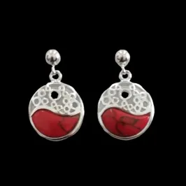 BRINCO REDONDO PEDRA VERMELHA COM DESENHO