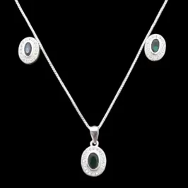 CONJUNTO OVAL PEDRA AO CENTRO CRAVEJADO