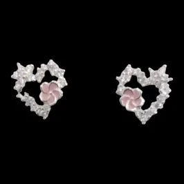 BRINCO CRAVEJADO CORAÇÃO COM FLOR