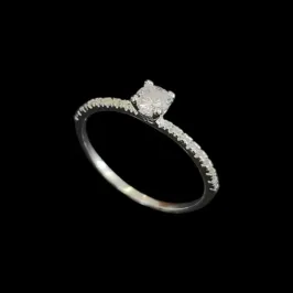 ANEL SOLITÁRIO GARRA BAIXA ZIRCONIA LATERAL 4 MM