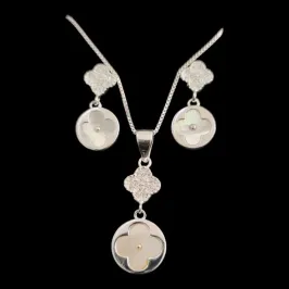 CONJUNTO DOIS TREVOS MICROZIRCONIA E MADRE PEROLA