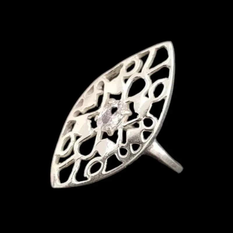 ANEL NAVETE DESENHADA COM 5 PEDRAS ZIRCONIA