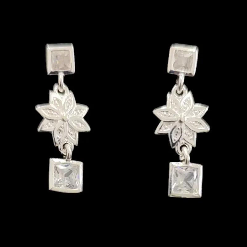 BRINCO FLOR COM 2 ZIRCONIAS QUADRADA