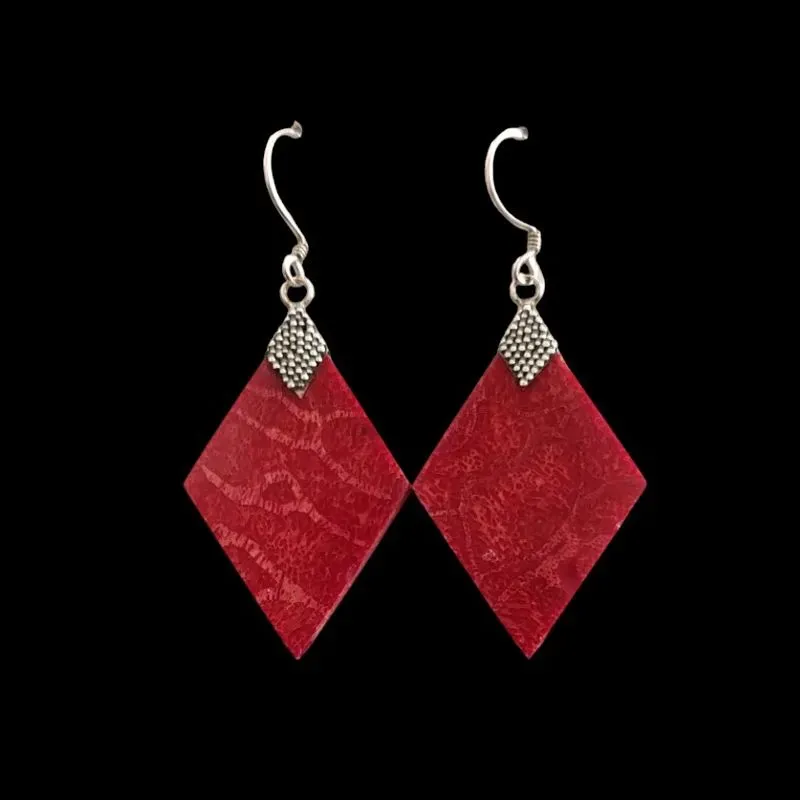 BRINCO LOSANGO PEDRA NATURAL CORAL