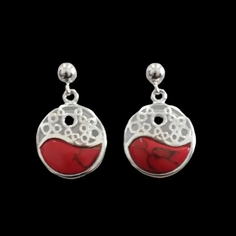 BRINCO REDONDO PEDRA VERMELHA COM DESENHO