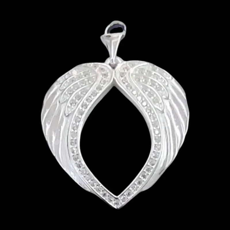 PINGENTE CORAÇÃO DE ASAS CRAVEJADO