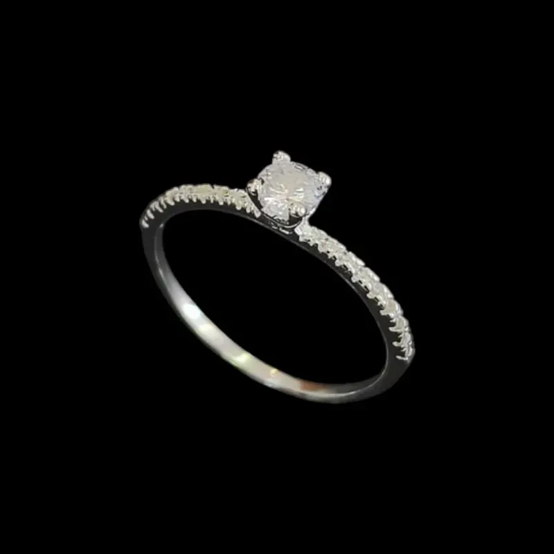 ANEL SOLITÁRIO GARRA BAIXA ZIRCONIA LATERAL 4 MM