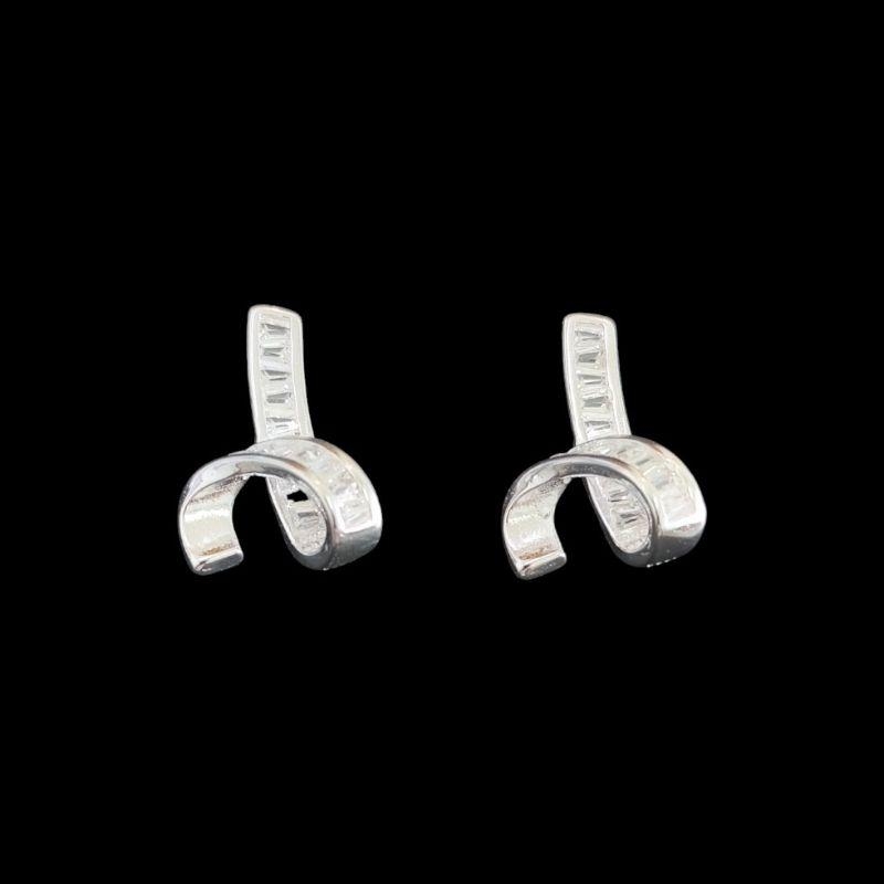 BRINCO DETALHE CRUZADO PEDRA NAVETE