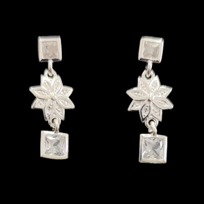 BRINCO FLOR COM 2 ZIRCONIAS QUADRADA