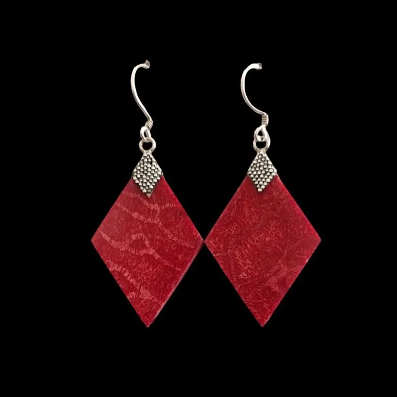 BRINCO LOSANGO PEDRA NATURAL CORAL