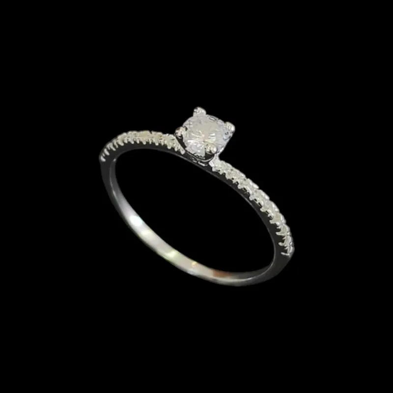 ANEL SOLITÁRIO GARRA BAIXA ZIRCONIA LATERAL 4 MM